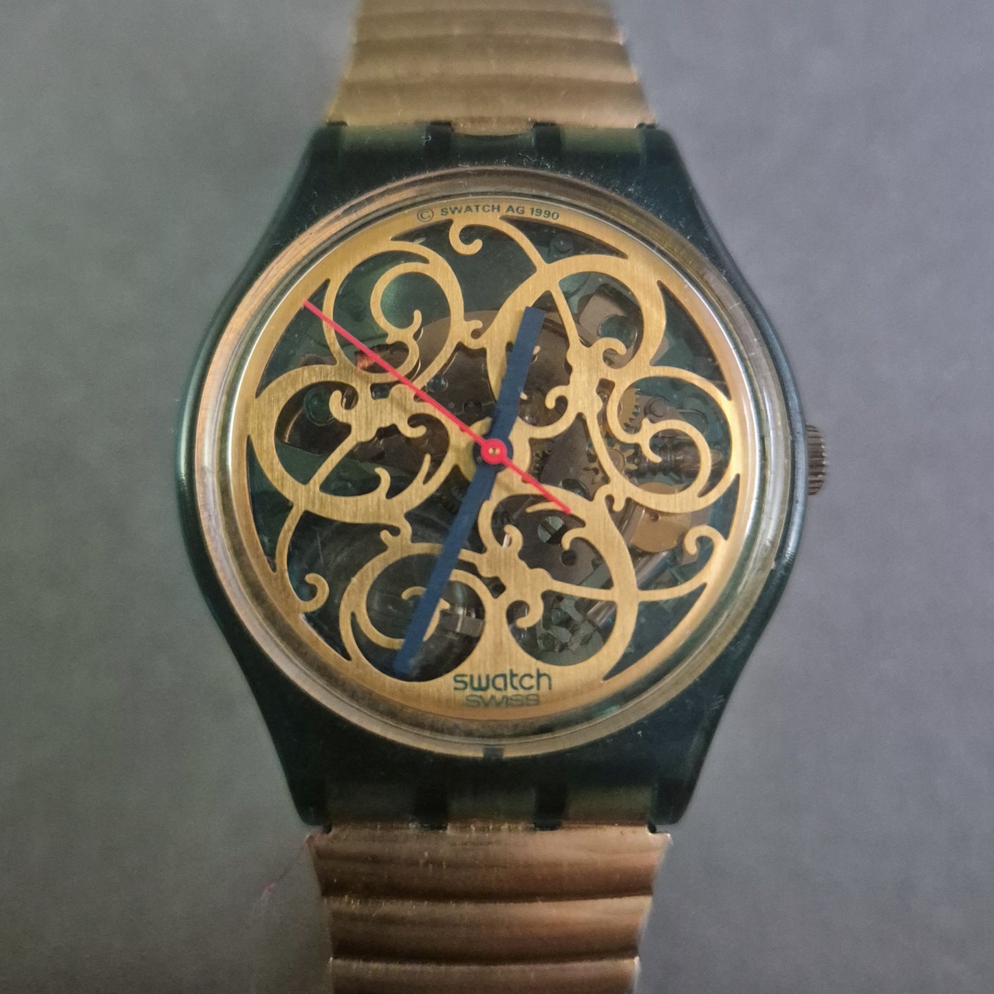 Klassische Swatch Uhr Armbanduhr – Extravagantes Design mit goldenen Ornamenten