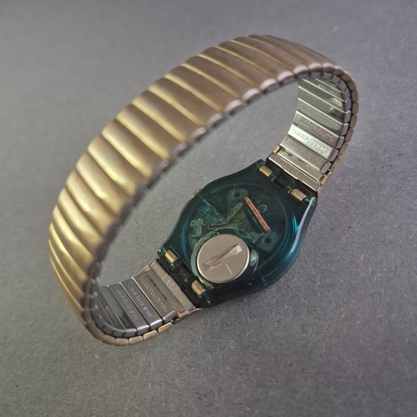 Klassische Swatch Uhr Armbanduhr – Extravagantes Design mit goldenen Ornamenten