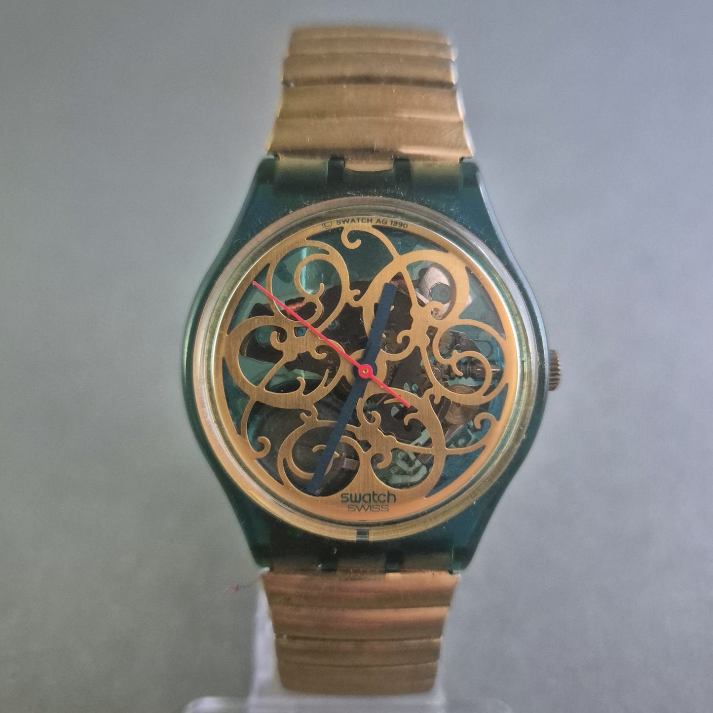 Klassische Swatch Uhr Armbanduhr – Extravagantes Design mit goldenen Ornamenten