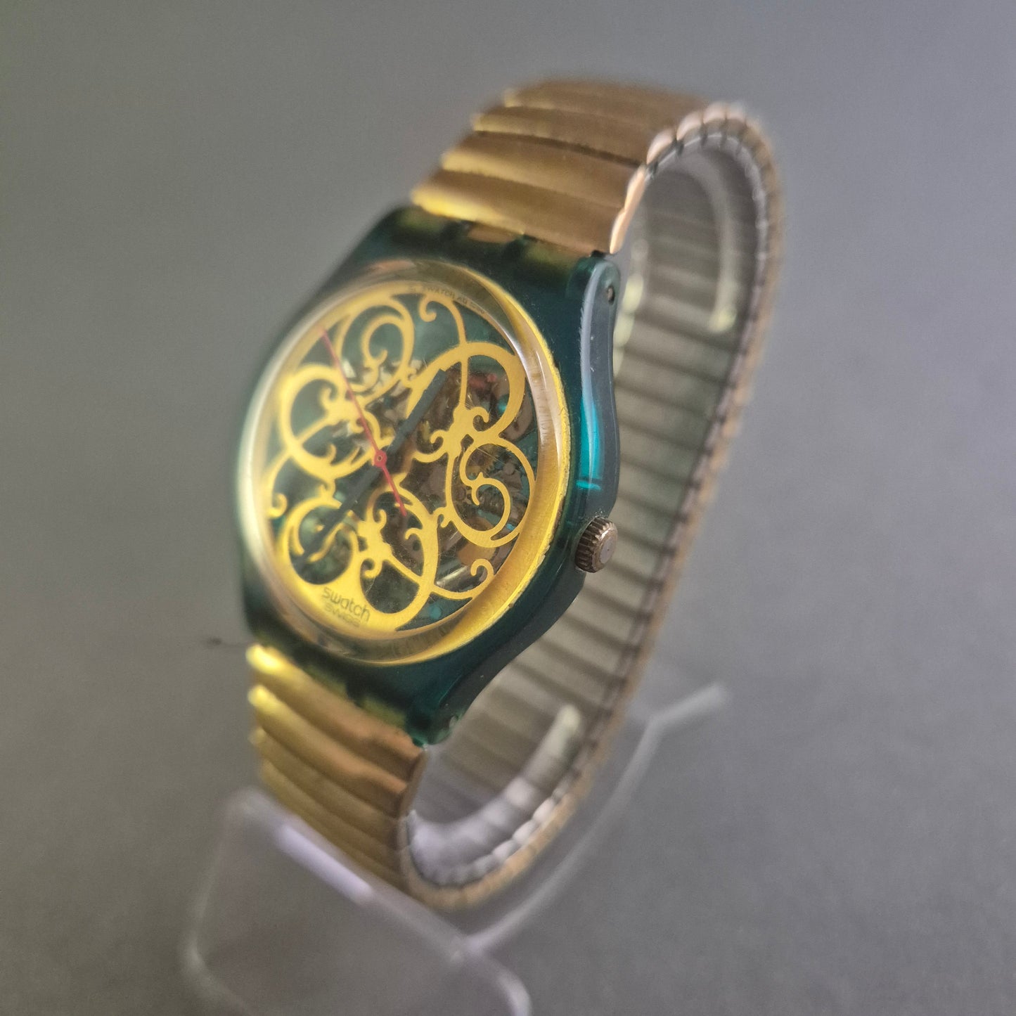Klassische Swatch Uhr Armbanduhr – Extravagantes Design mit goldenen Ornamenten