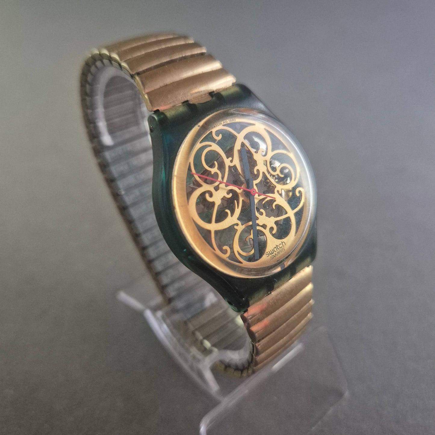 Klassische Swatch Uhr Armbanduhr – Extravagantes Design mit goldenen Ornamenten