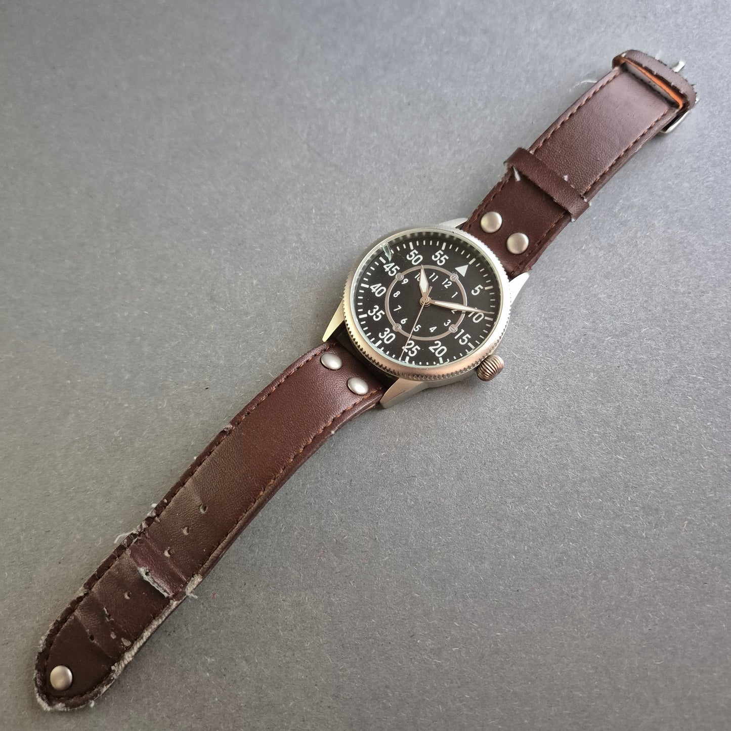 Fliegeruhr Herrenarmbanduhr Klassisches B-Uhr Design mit Nietenarmband