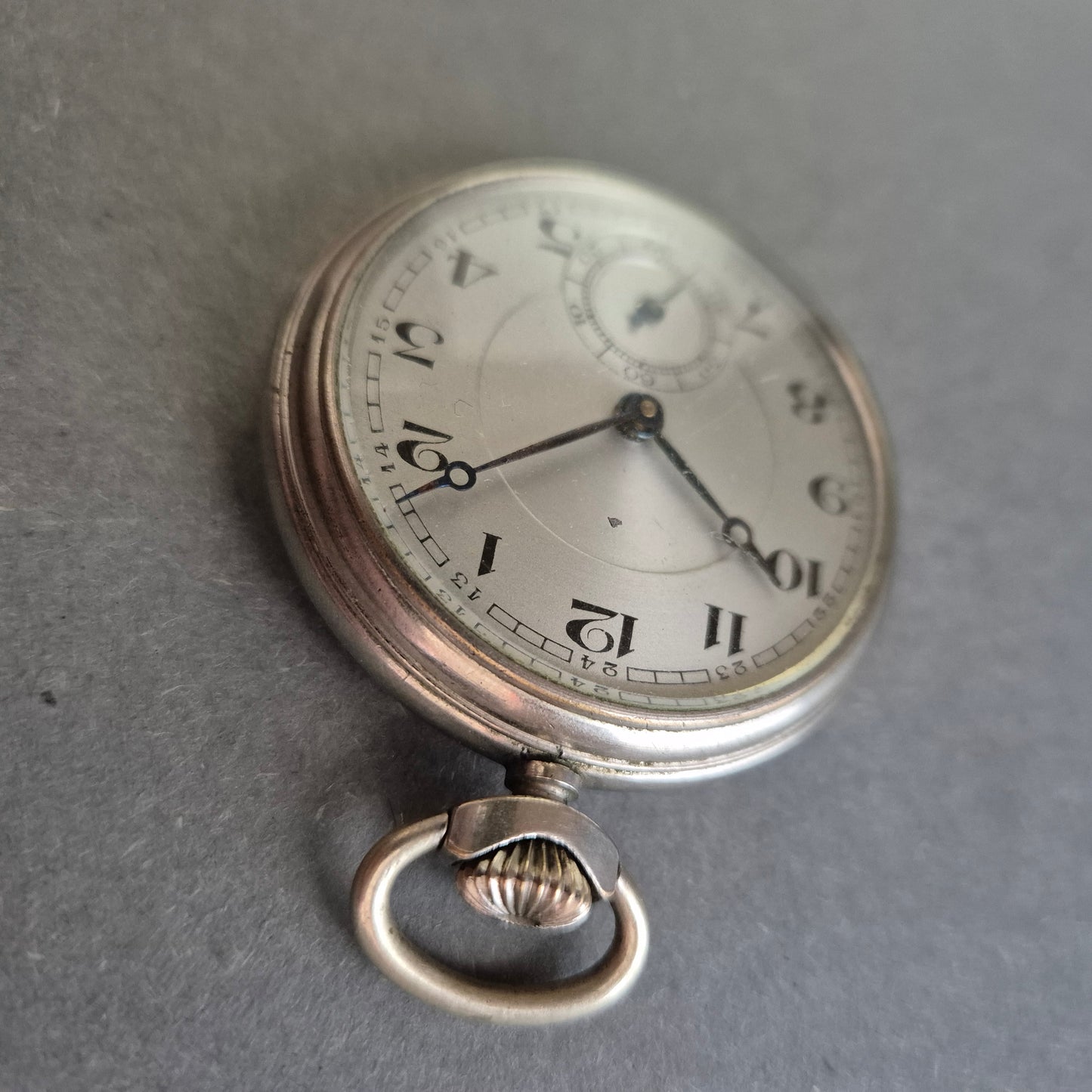Antike Taschenuhr Herrenuhr – Klassisches Design mit Guillochiertem Gehäuse