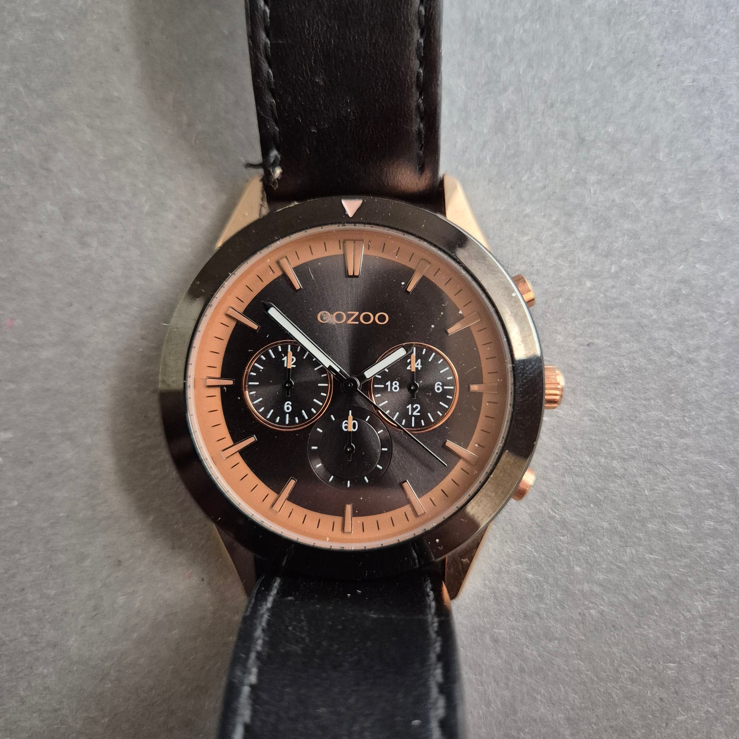OOZOO Uhr Herrenarmbanduhr – Roségoldener Chronographen-Look
