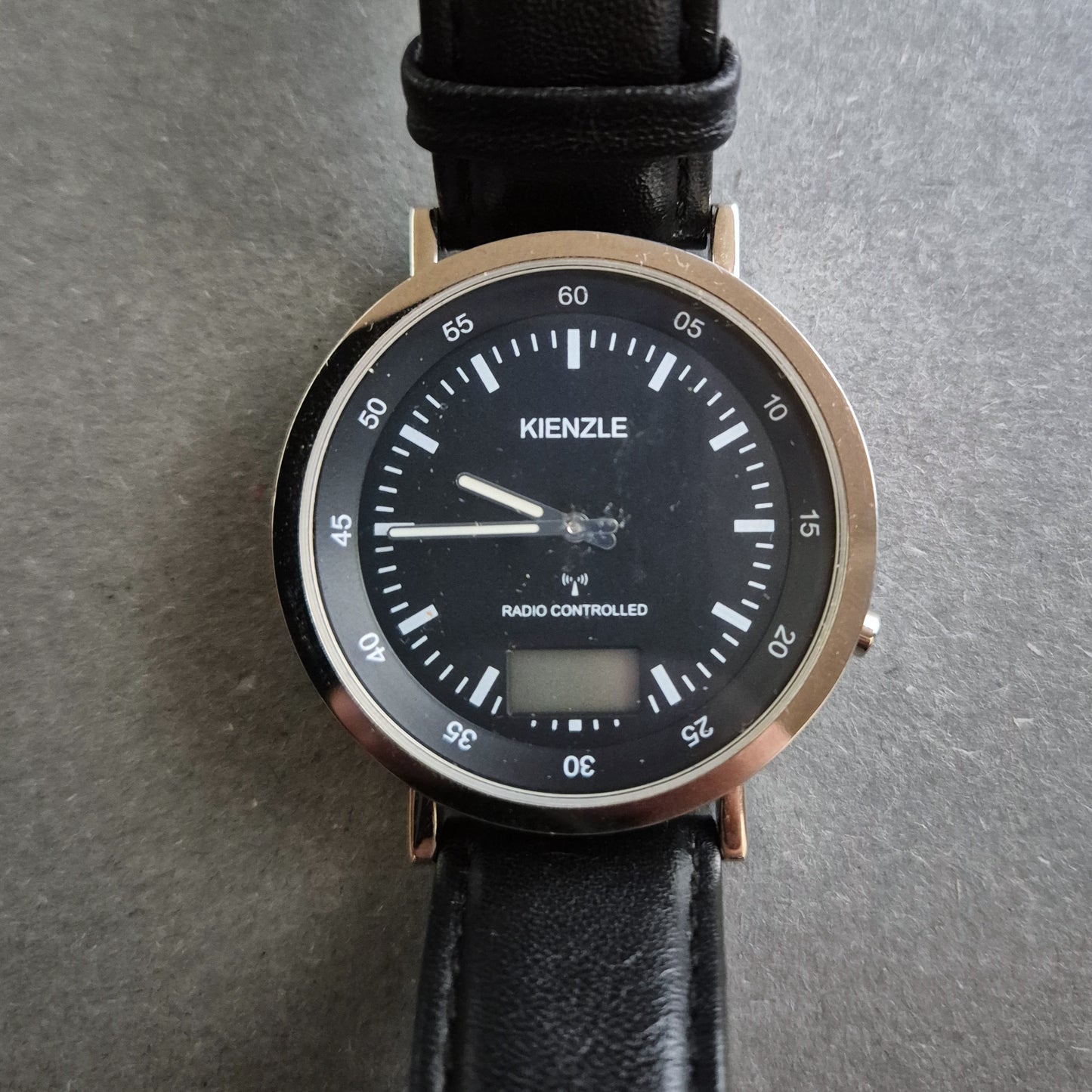 Kienzle Uhr Herrenarmbanduhr Funkgesteuertes Modell im klassischen Design