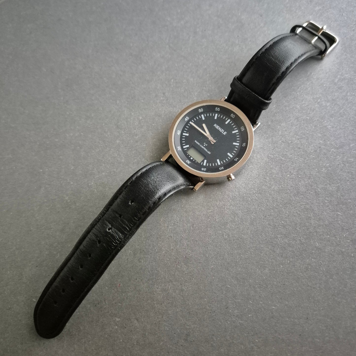 Kienzle Uhr Herrenarmbanduhr Funkgesteuertes Modell im klassischen Design