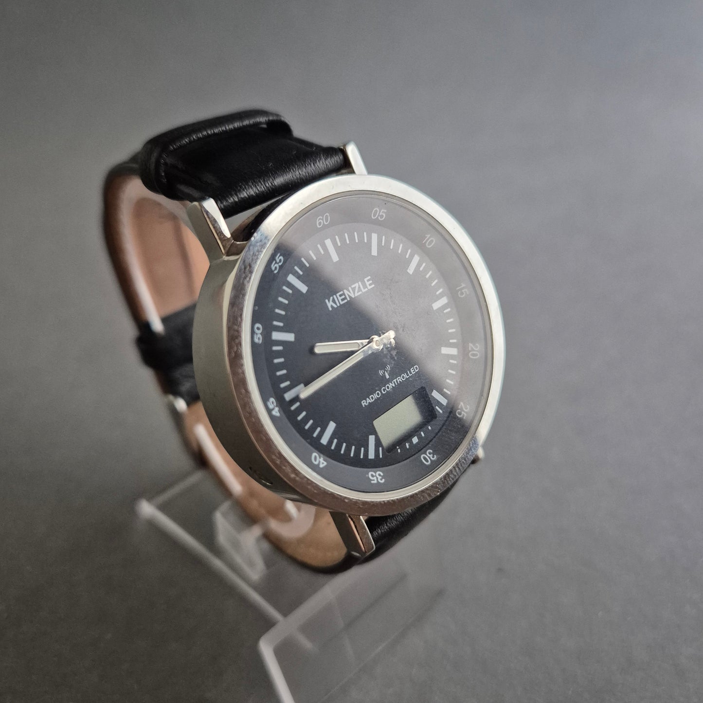 Kienzle Uhr Herrenarmbanduhr Funkgesteuertes Modell im klassischen Design