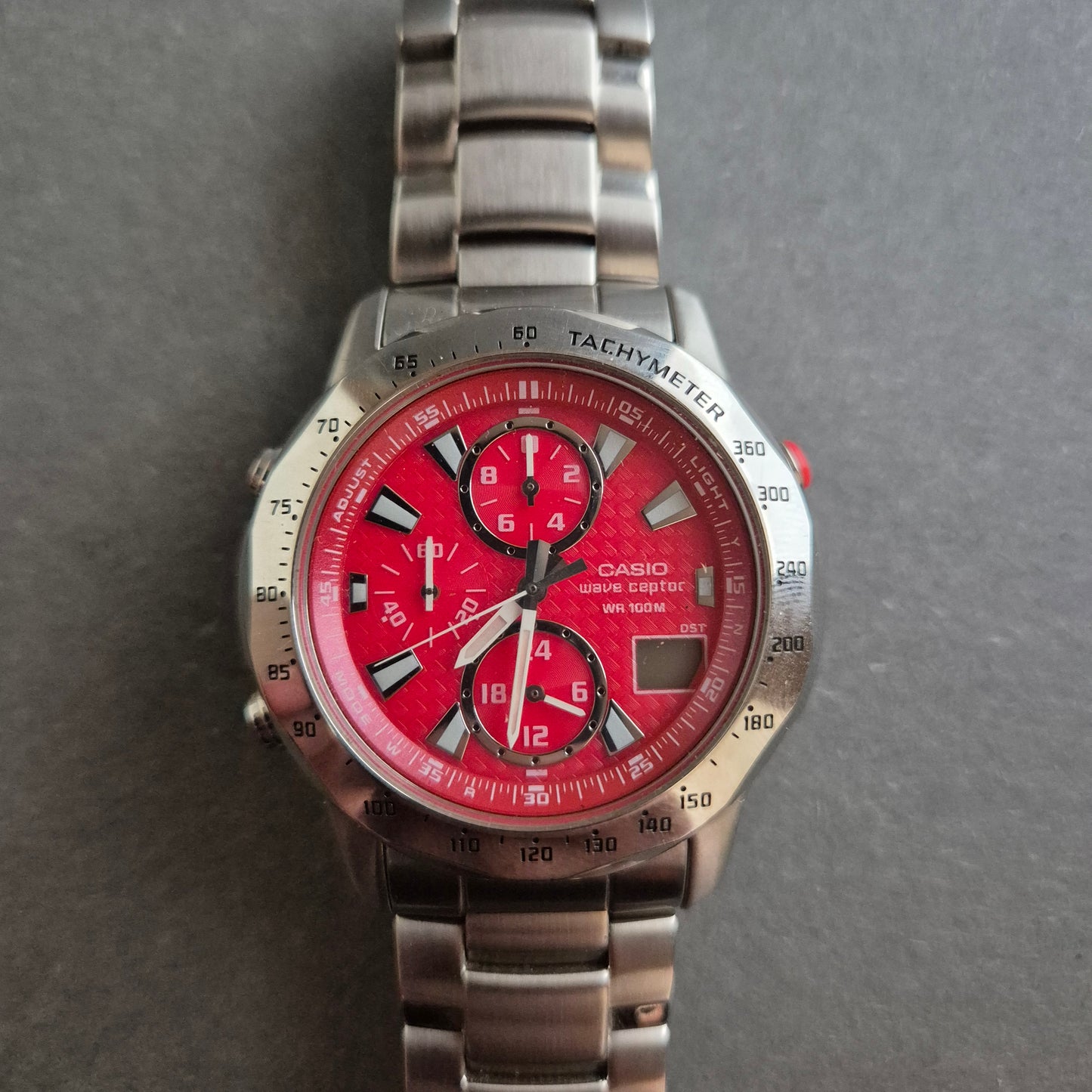 Casio Uhr Herrenarmbanduhr Wave Ceptor mit rotem Zifferblatt