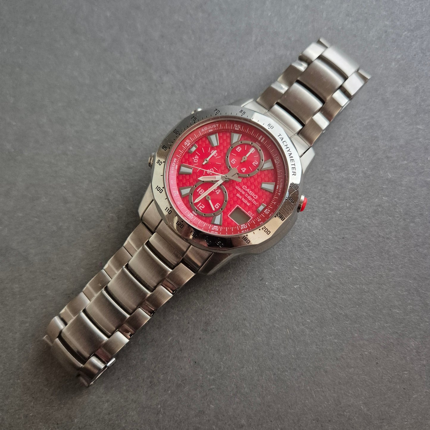 Casio Uhr Herrenarmbanduhr Wave Ceptor mit rotem Zifferblatt