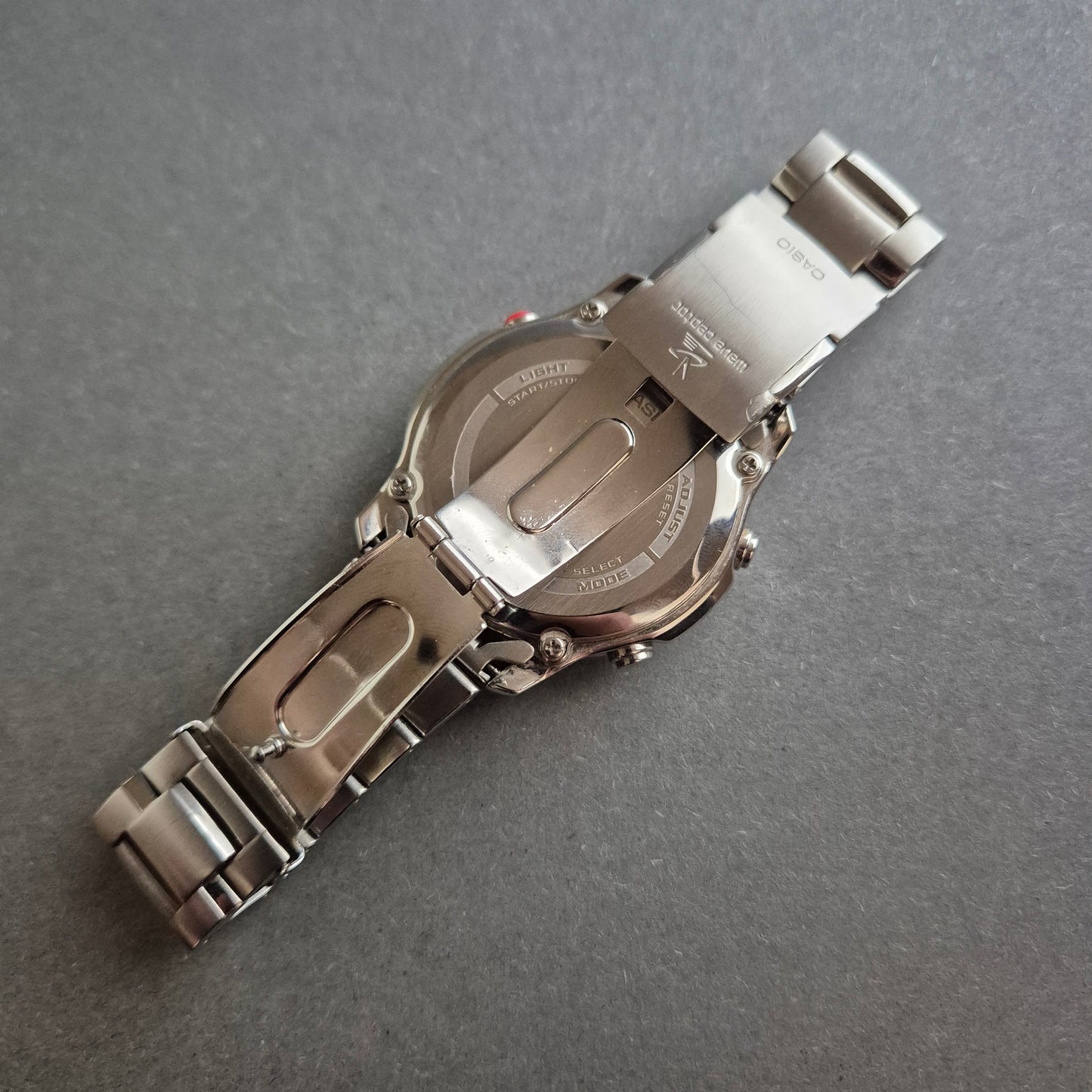 Casio Uhr Herrenarmbanduhr Wave Ceptor mit rotem Zifferblatt