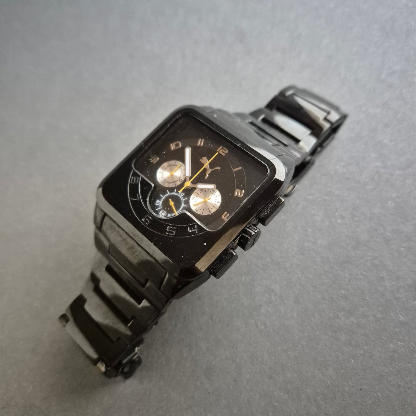 Sportliche Puma Uhr Herrenarmbanduhr – Maskulines Design mit Stoppfunktion