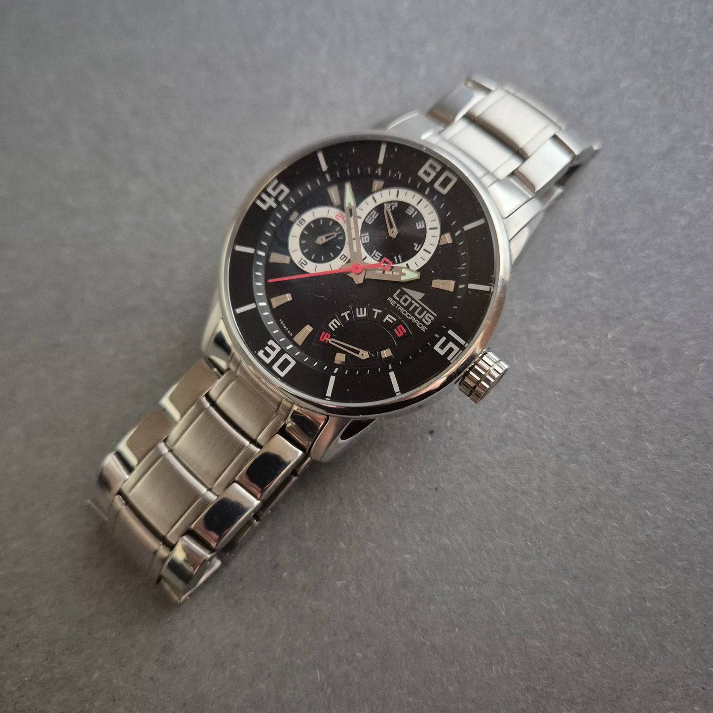 Lotus Uhr Herrenarmbanduhr Retrograde Design trifft auf sportliche Raffinesse