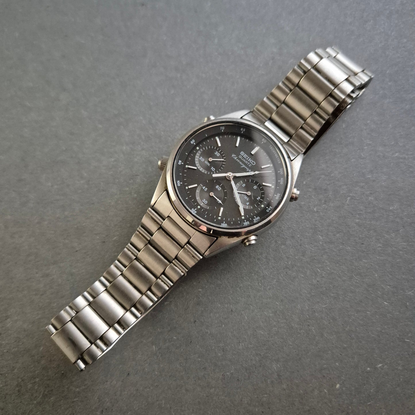 Seiko Uhr Herrenarmbanduhr Chronograph Quarzwerk mit Tachymeter-Skala