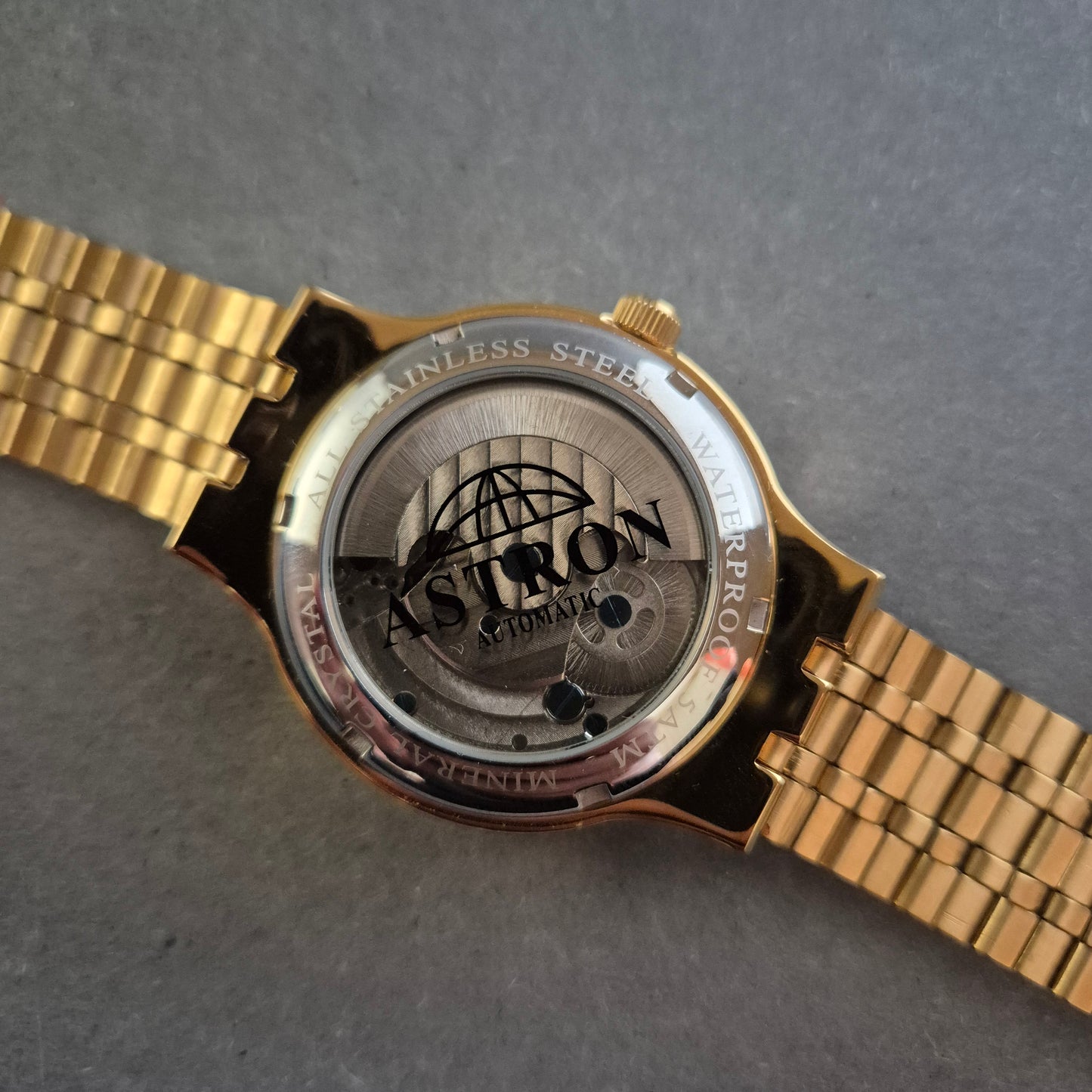 Luxuriöse Astron Herrenarmbanduhr – Automatikwerk im goldfarbenen Design