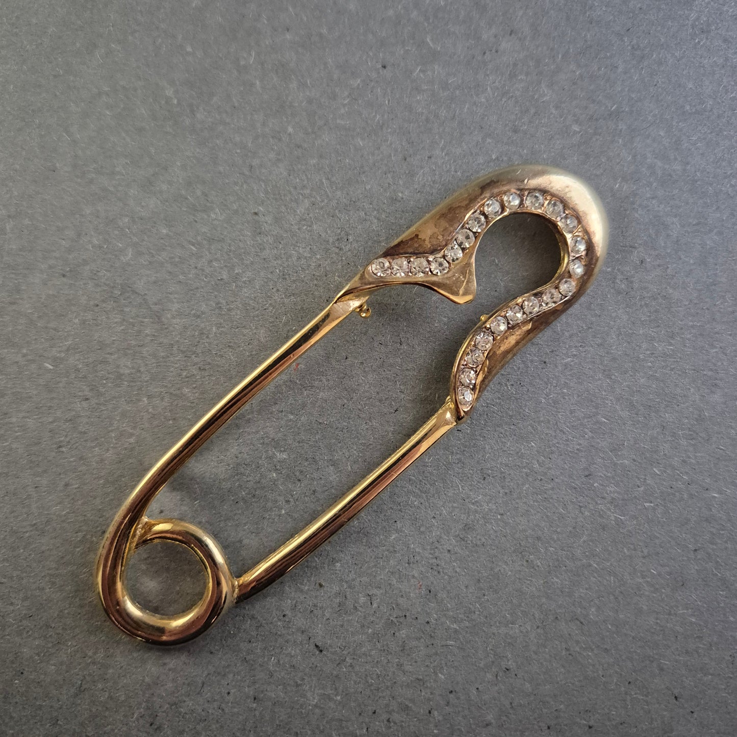 Vintage-Sicherheitsnadel in Goldoptik mit Strassbesatz