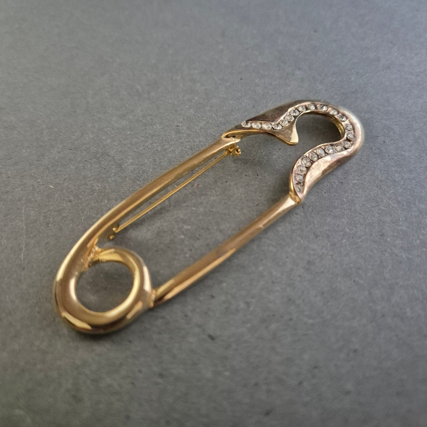 Vintage-Sicherheitsnadel in Goldoptik mit Strassbesatz