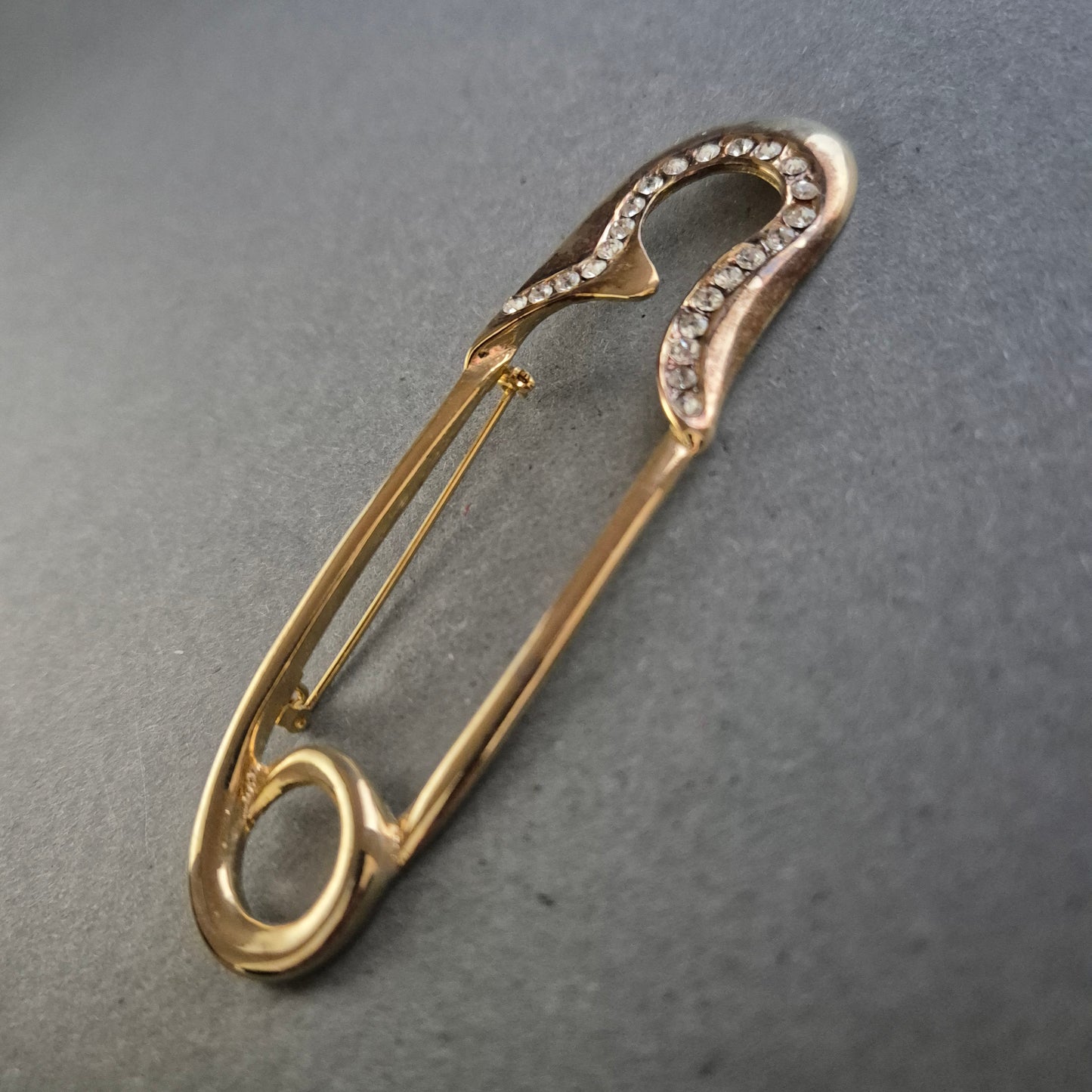 Vintage-Sicherheitsnadel in Goldoptik mit Strassbesatz