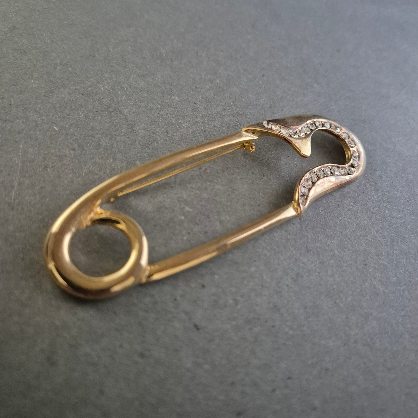 Vintage-Sicherheitsnadel in Goldoptik mit Strassbesatz