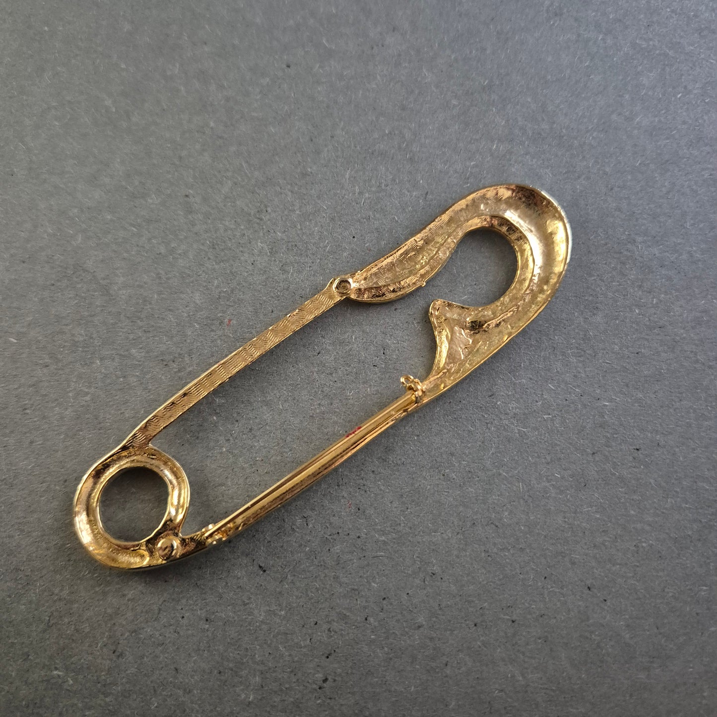 Vintage-Sicherheitsnadel in Goldoptik mit Strassbesatz