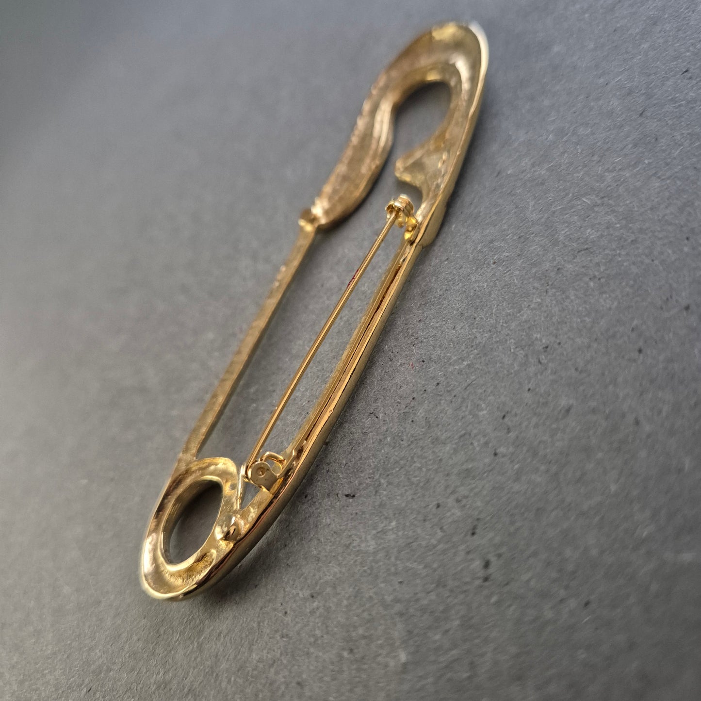 Vintage-Sicherheitsnadel in Goldoptik mit Strassbesatz