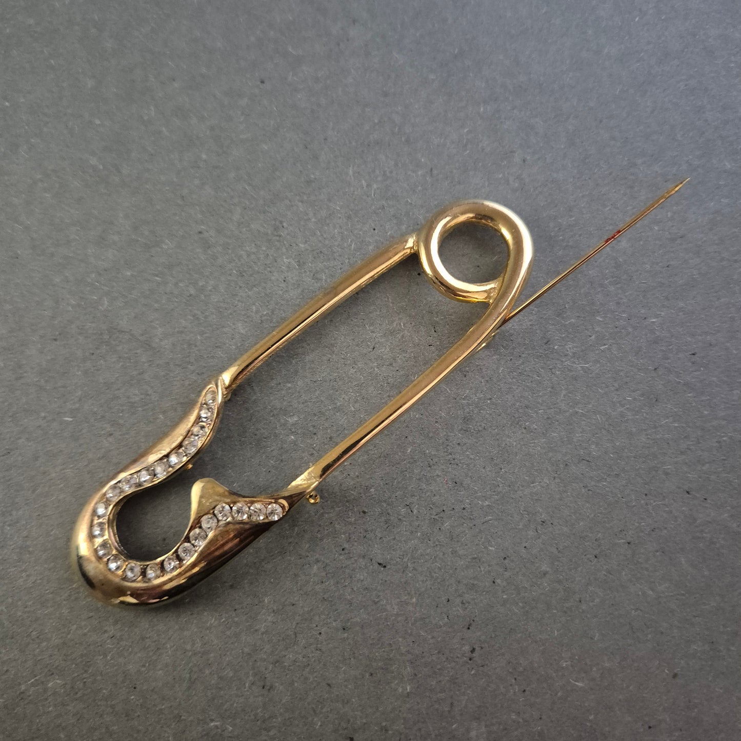 Vintage-Sicherheitsnadel in Goldoptik mit Strassbesatz