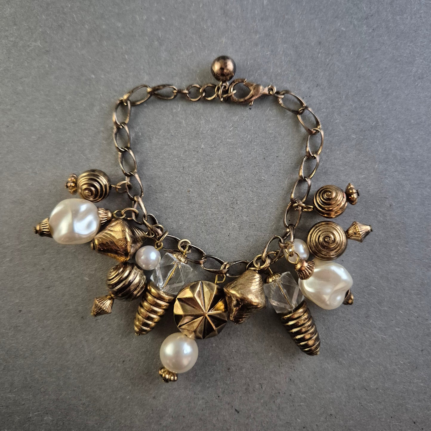 Vintage-Armband mit Anhängern – Verspielter Boho-Charme