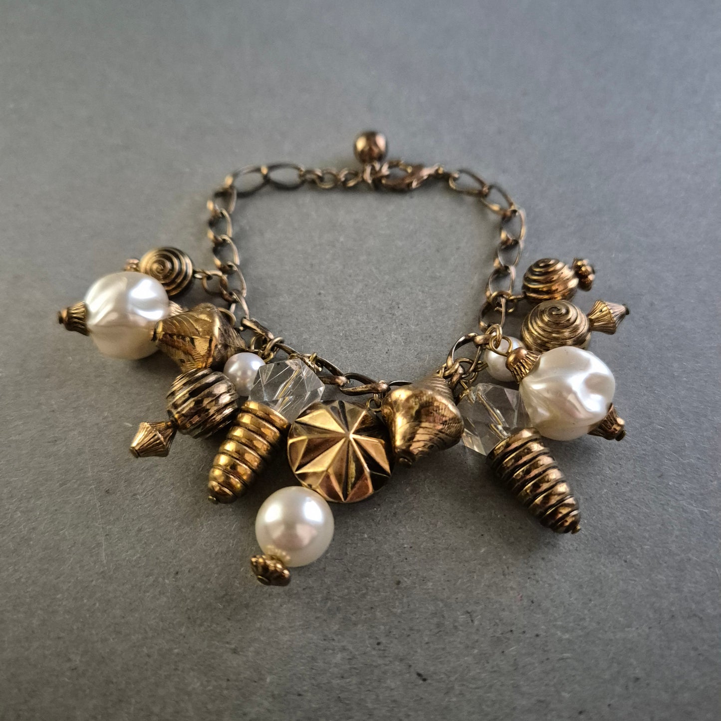 Vintage-Armband mit Anhängern – Verspielter Boho-Charme