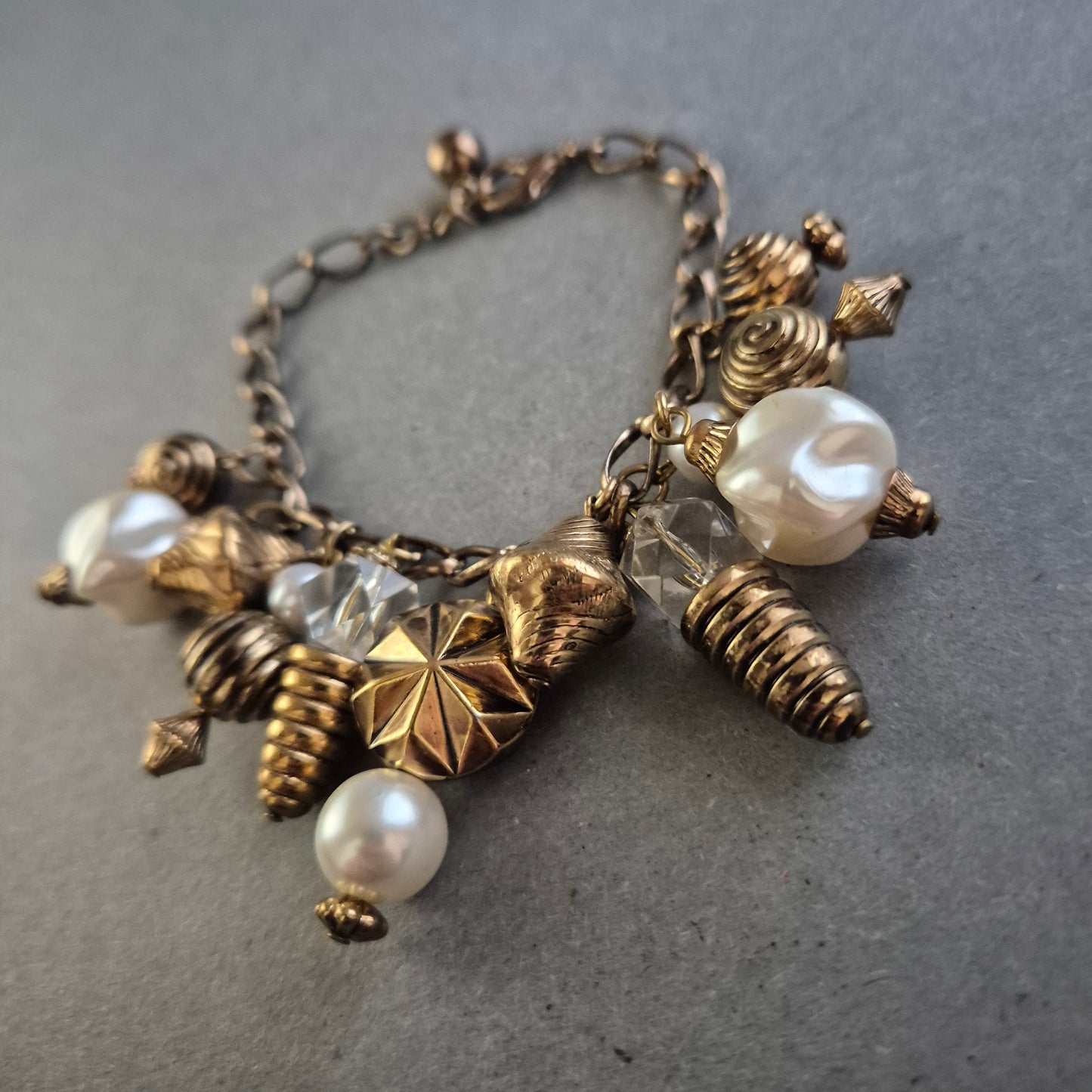 Vintage-Armband mit Anhängern – Verspielter Boho-Charme