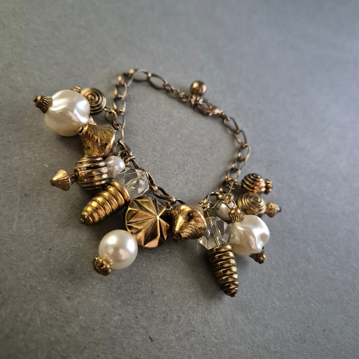 Vintage-Armband mit Anhängern – Verspielter Boho-Charme