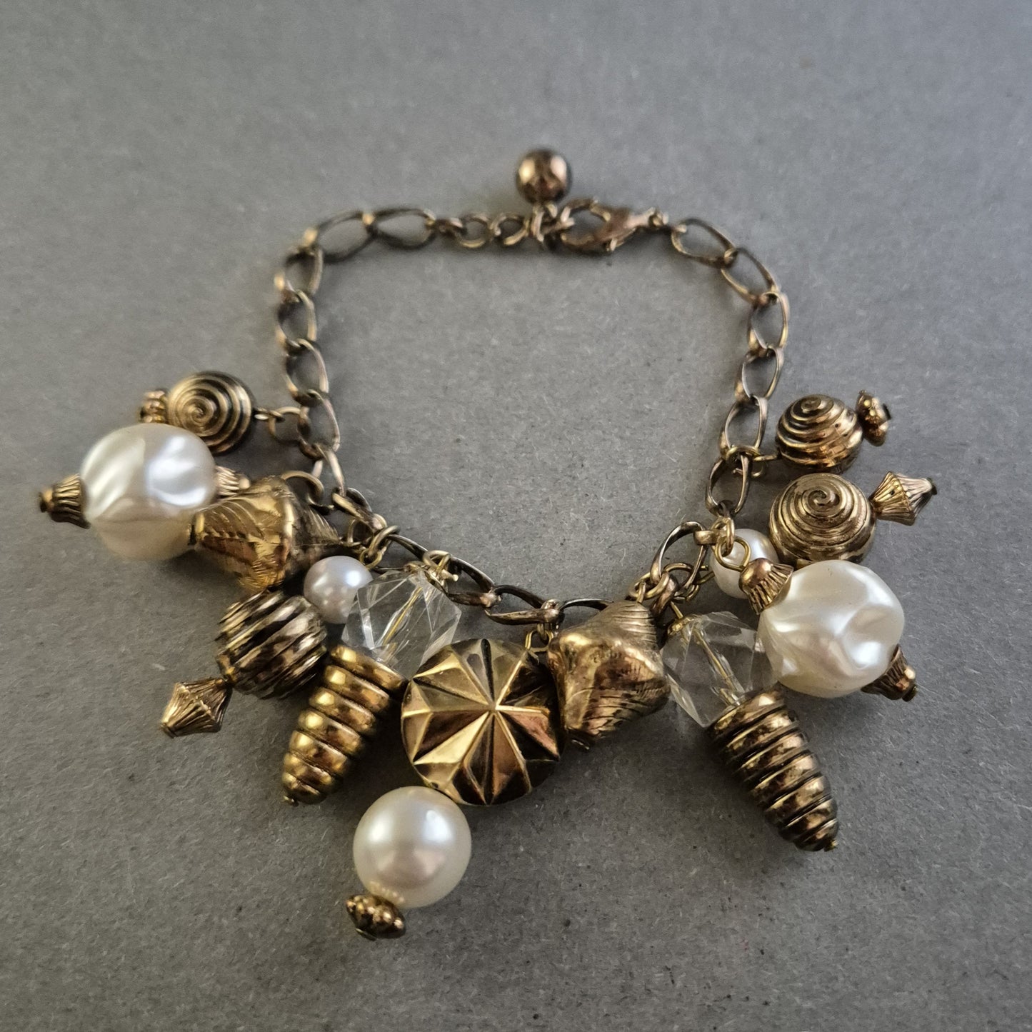 Vintage-Armband mit Anhängern – Verspielter Boho-Charme