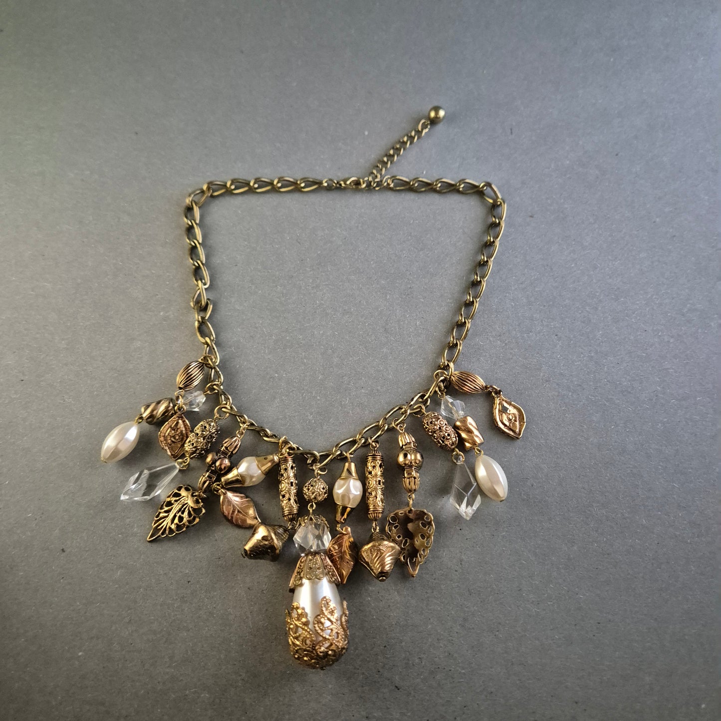 Vintage Statement-Kette mit Charms – Elegante Goldoptik & Perlendetails