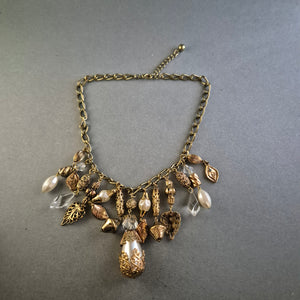 Vintage Statement-Kette mit Charms – Elegante Goldoptik & Perlendetails