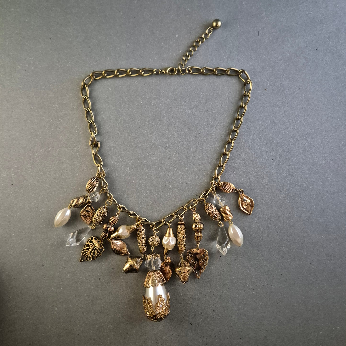 Vintage Statement-Kette mit Charms – Elegante Goldoptik & Perlendetails