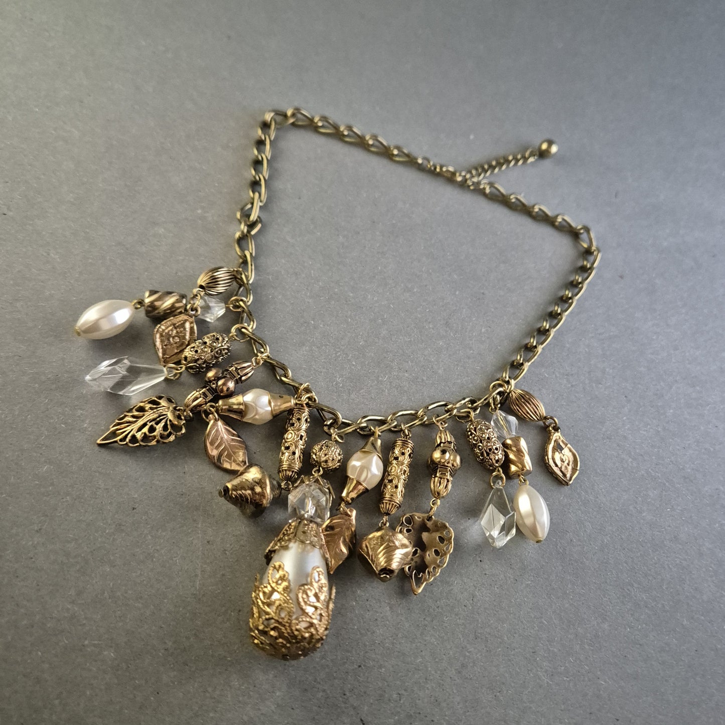 Vintage Statement-Kette mit Charms – Elegante Goldoptik & Perlendetails