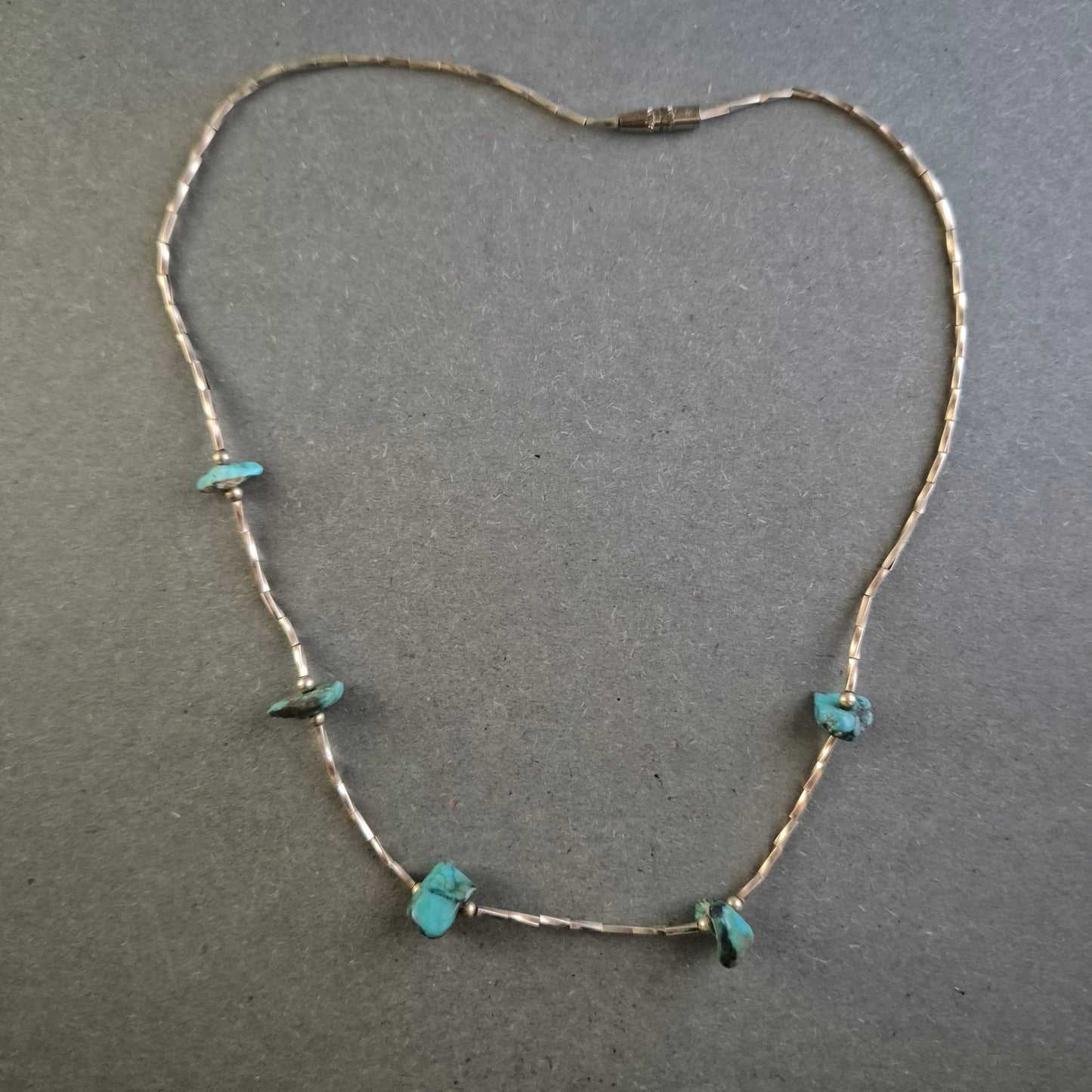 Zarte Vintage-Halskette mit Türkis-Splittern – Natürlich-schlichter Boho-Charme