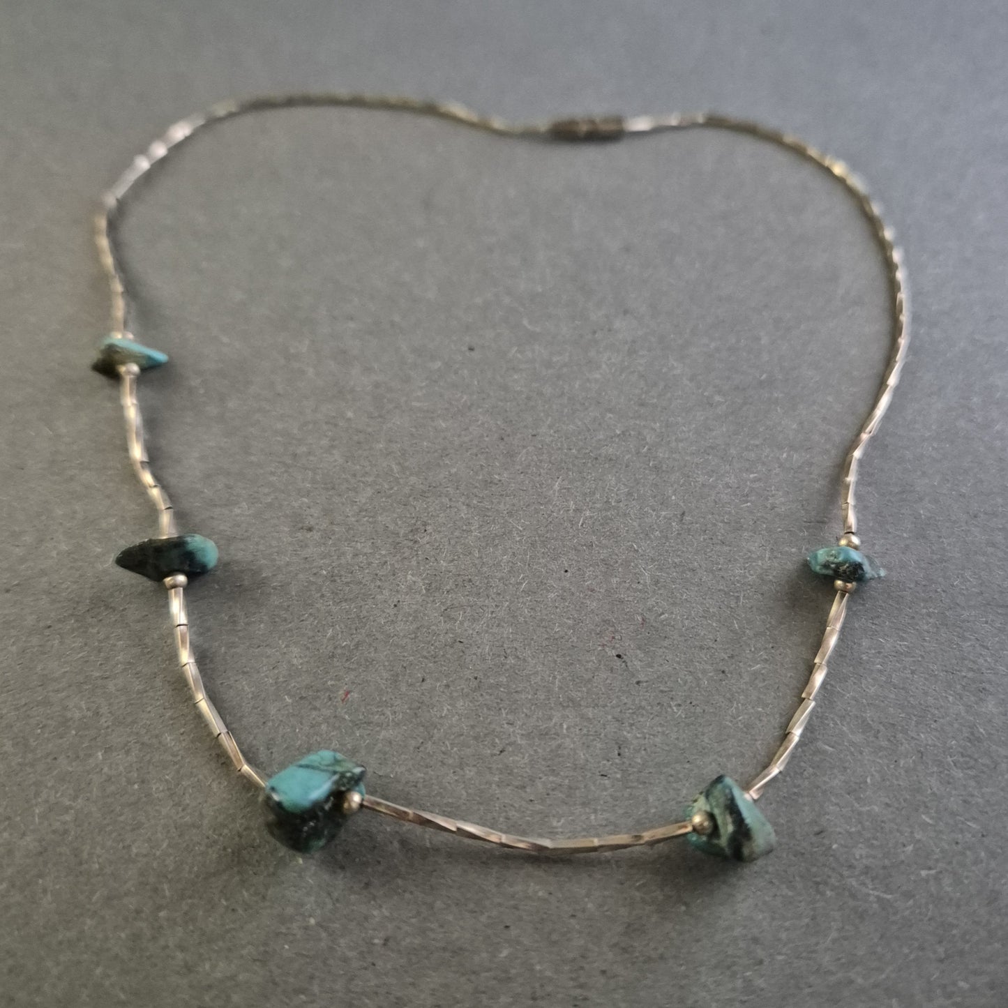 Zarte Vintage-Halskette mit Türkis-Splittern – Natürlich-schlichter Boho-Charme