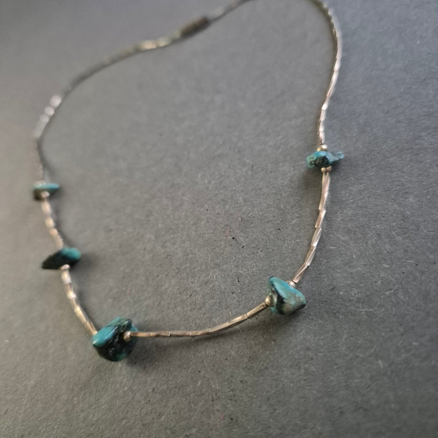 Zarte Vintage-Halskette mit Türkis-Splittern – Natürlich-schlichter Boho-Charme