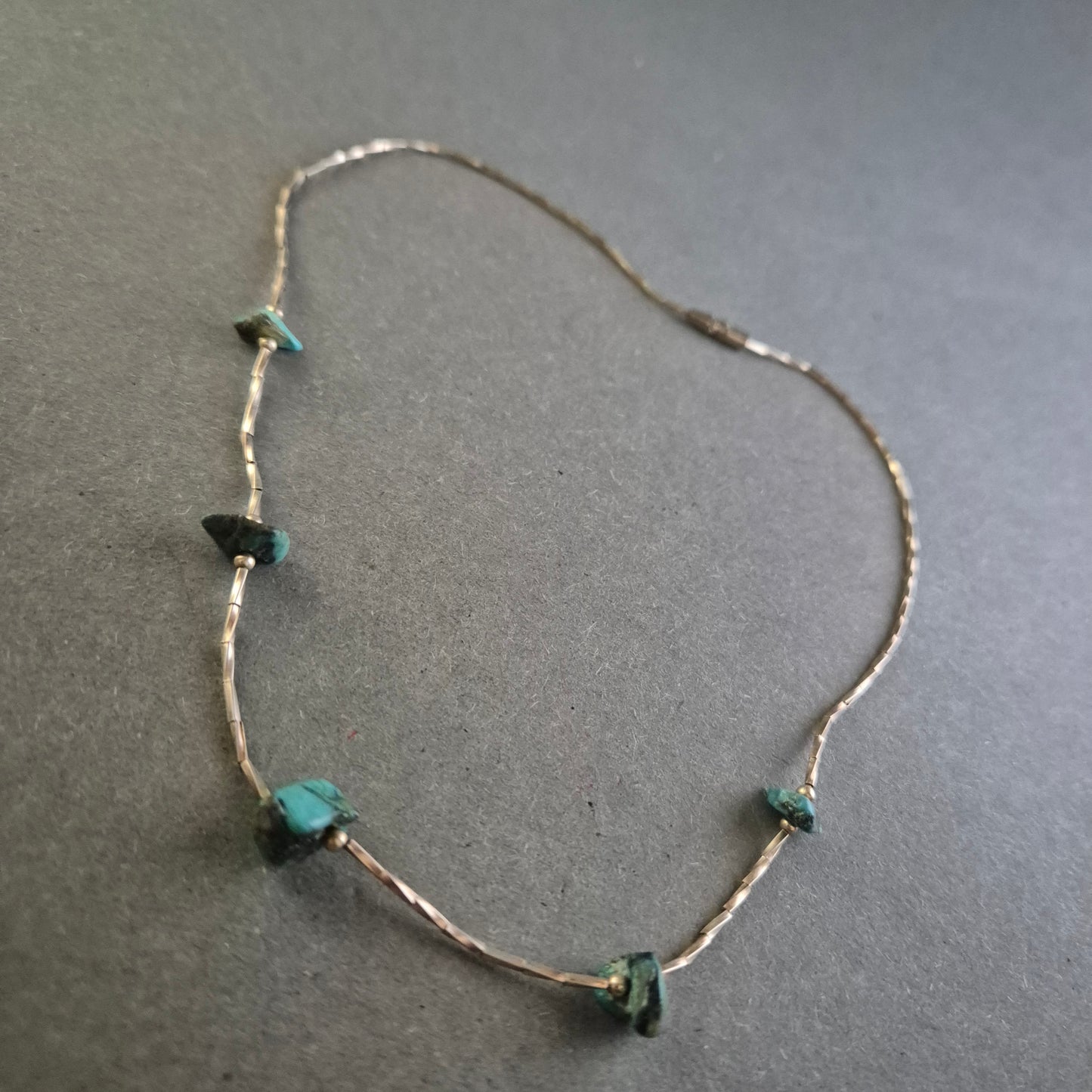 Zarte Vintage-Halskette mit Türkis-Splittern – Natürlich-schlichter Boho-Charme