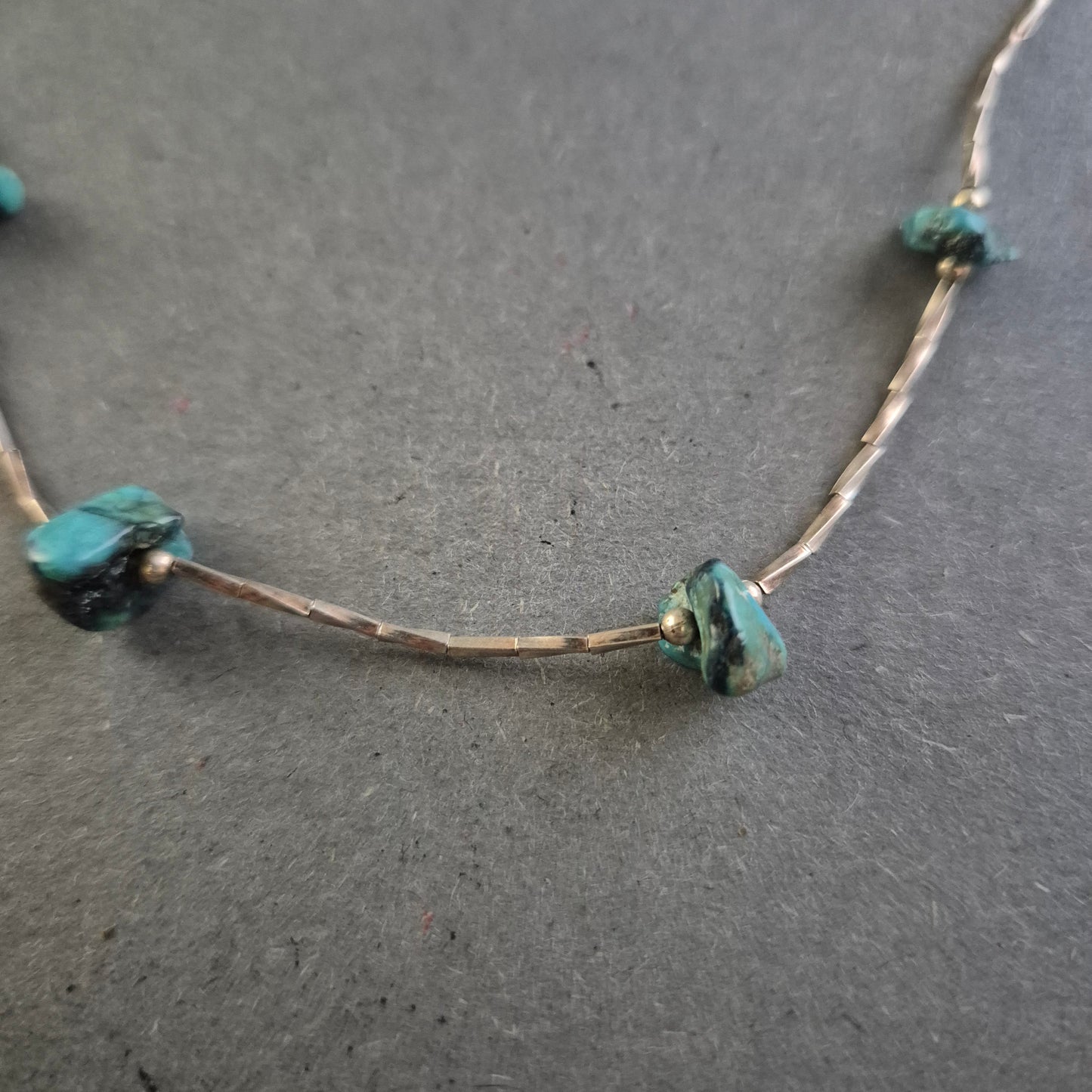 Zarte Vintage-Halskette mit Türkis-Splittern – Natürlich-schlichter Boho-Charme