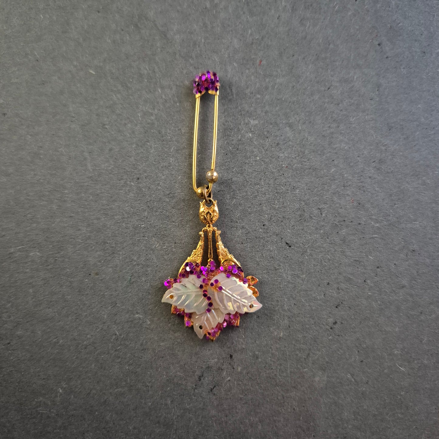 Verspielter Vintage-Anhänger mit Blattmotiv und Strass – Goldfarbenes Unikat