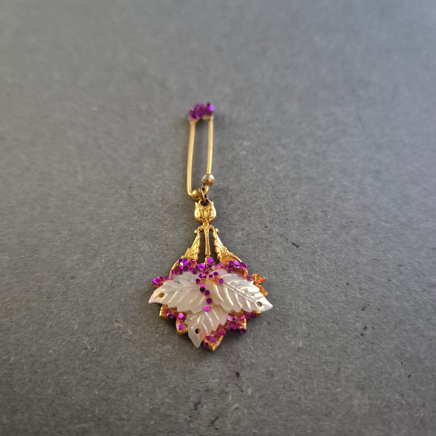 Verspielter Vintage-Anhänger mit Blattmotiv und Strass – Goldfarbenes Unikat