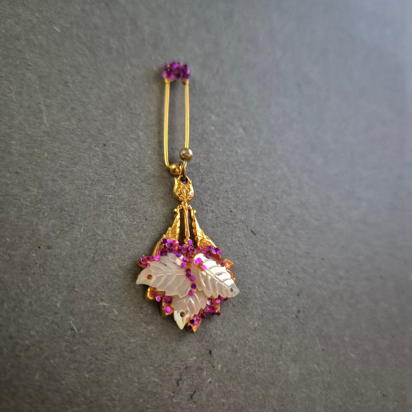 Verspielter Vintage-Anhänger mit Blattmotiv und Strass – Goldfarbenes Unikat