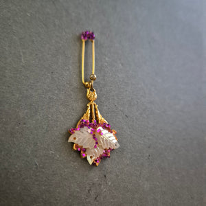 Verspielter Vintage-Anhänger mit Blattmotiv und Strass – Goldfarbenes Unikat