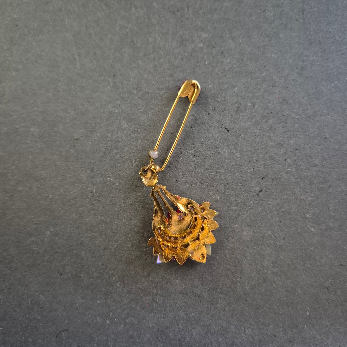 Verspielter Vintage-Anhänger mit Blattmotiv und Strass – Goldfarbenes Unikat