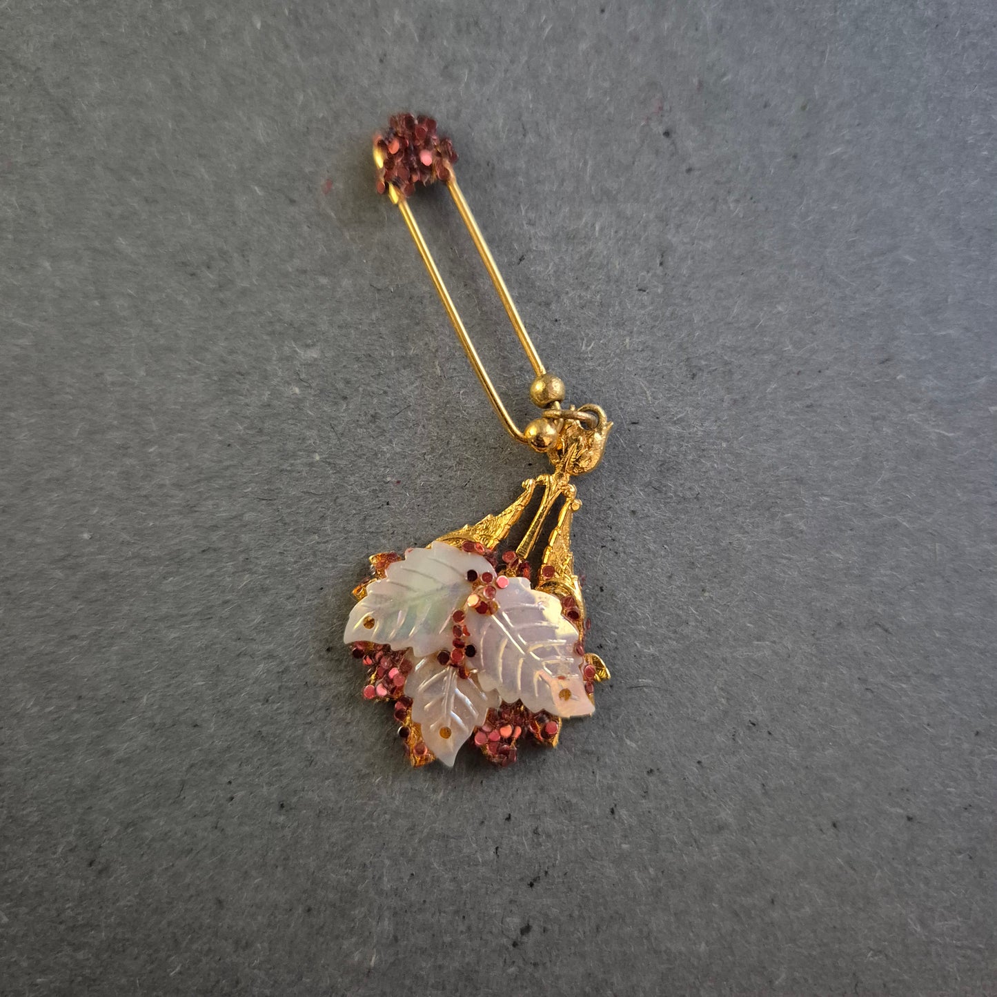 Antike Brosche mit Perlmuttblättern & roten Pailletten