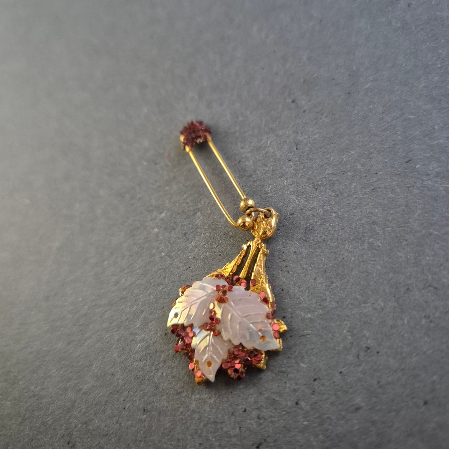 Antike Brosche mit Perlmuttblättern & roten Pailletten