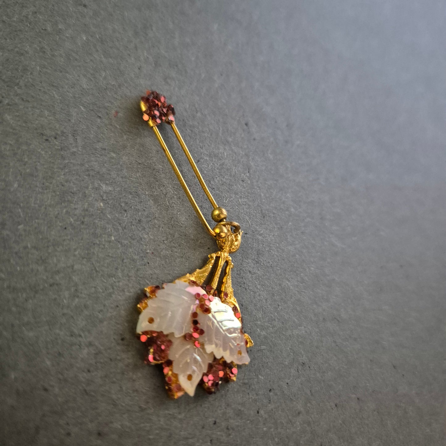 Antike Brosche mit Perlmuttblättern & roten Pailletten