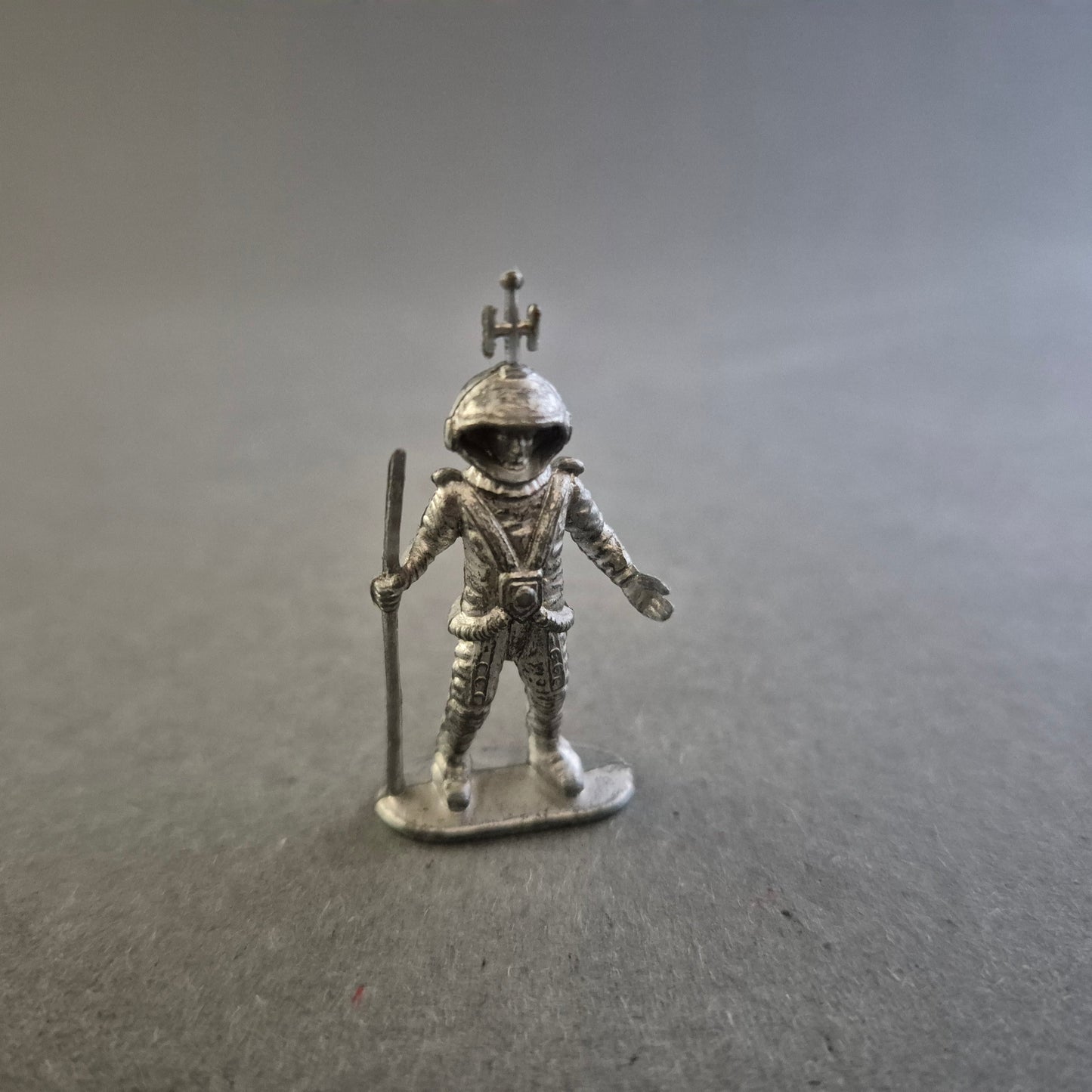 Zinnfigur antiker Ritter – Handgefertigte Miniatur im historischen Stil