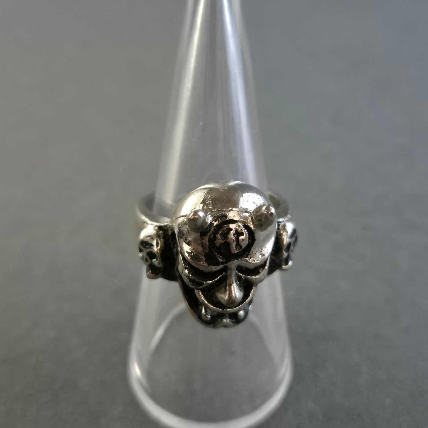 Silberner Totenkopf-Ring im Biker-Stil – Markanter Look für Individualisten
