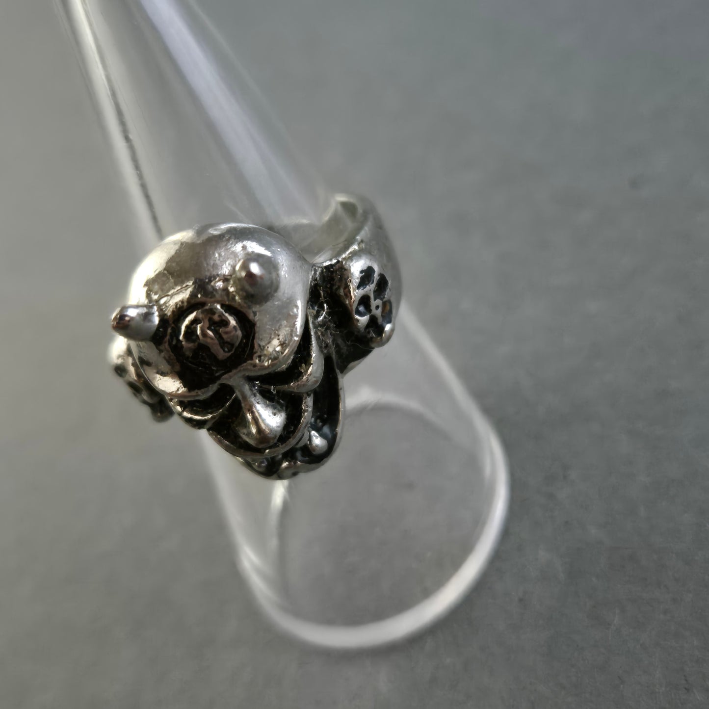 Silberner Totenkopf-Ring im Biker-Stil – Markanter Look für Individualisten